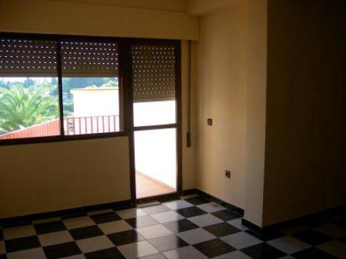 Piso de tres dormitorios un baño y cocina amueblada. Tiene