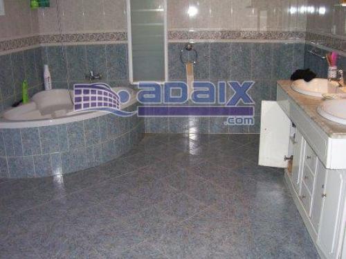 AMPLIA CASA DE 2 PLANTAS BAñO MUY AMPLIO. COCINA AMUEBLADA