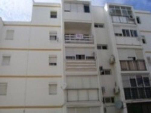 PISO LUMINOSO. TERRAZA. AMUEBLADO. CERCA DE LA ESTACION DE TRENES.