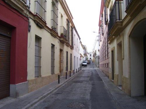 COQUETO DUPLEX- BAñO ASEO. TOTALMENTE AMUEBLADO. ZONA TRANQUILA. CENTRO. CERCA