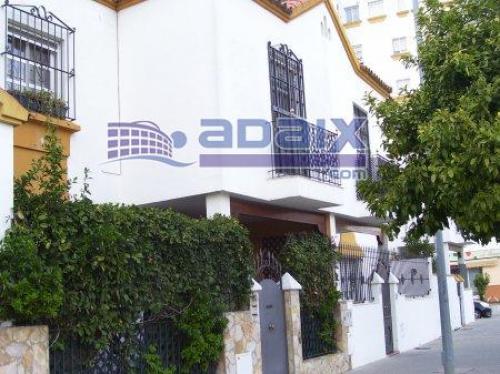 UNIFAMALIAR ADOSADA 3 BAñOS COMPLETOS UNO DE ELLOS CON PLACA