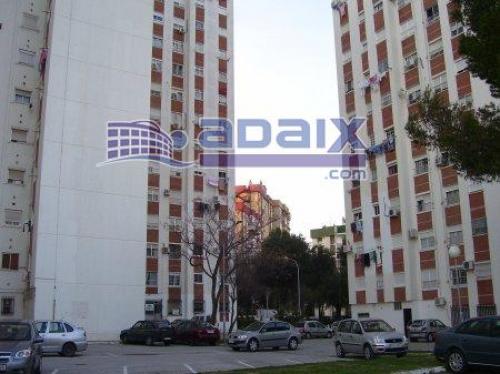 LUMINOSO PISO EN URB. PRIVADA COCINA AMUEBLADA BAñO REFORMADO LAVADERO