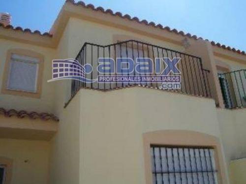 Vivienda unifamiliar adosada de 4 dormitorios en la zona norte