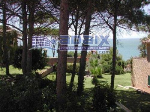 Costa Oeste Unifamiliar con vistas al mar. SalOn con chimenea.