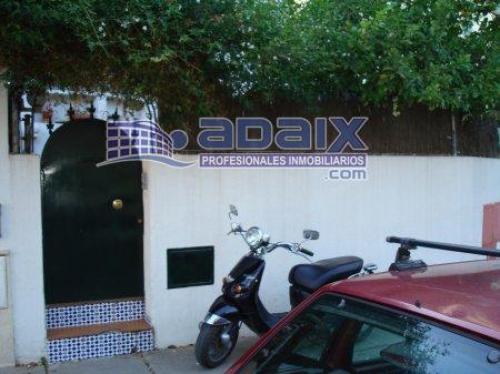 Unifamiliar de 5 dormitorios patio parking cerrado lavadero y azotea.aire