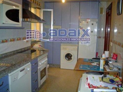 Piso en primera planta con ascensor de cuatro amplios dormitorios(