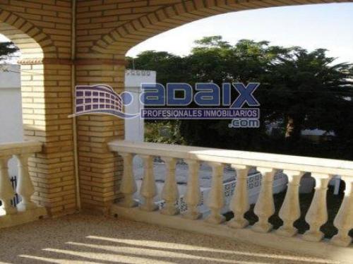 Chalet con dos plantas. Planta baja: gran salon con chimenea