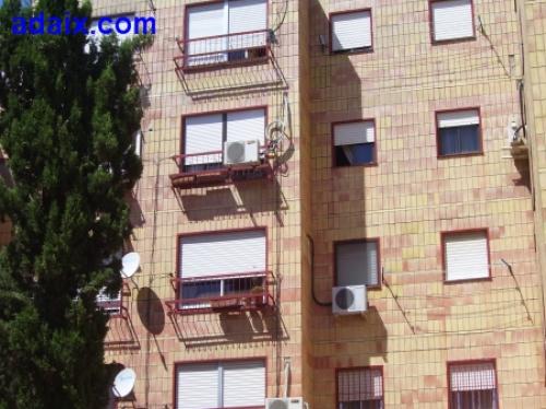 Piso muy amplio cocina amueblada baño reformado muy buen estado.