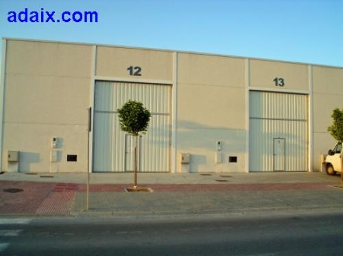 Gran nave comercial de 273m2 de superficie. Se encuentra ubicada