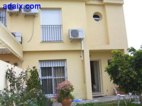 Excelente adosado esquinado en Valle Alto. Muy luminoso garaje para