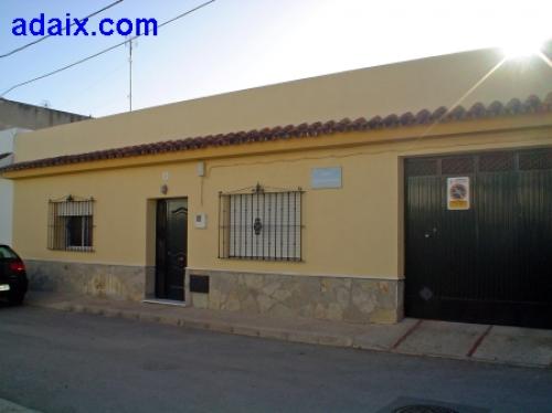 Magnifica casa de una sola planta mas azotea de amplias