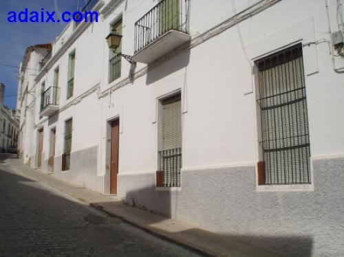Casa rural ubicada en una de las principales calles de