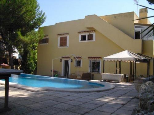 Chalet en venta en Calvia ubicado en Santa Ponsa. Consta