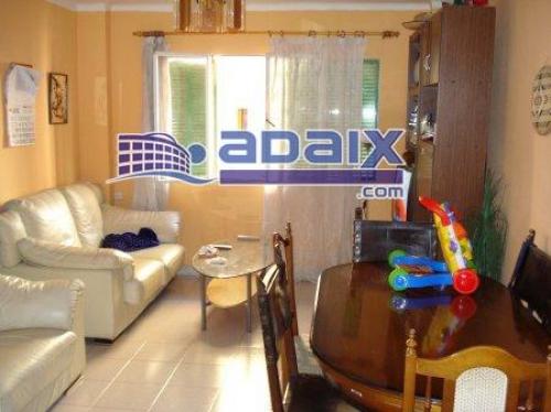 Piso entresuelo en zona Pascual Ribot. Patio de 8m2. IDEAL