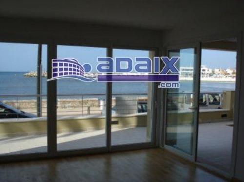 PRIMERA LINEA DE MAR. PLANTA BAJA TOTALMENTE REFORMADA. Gran terraza