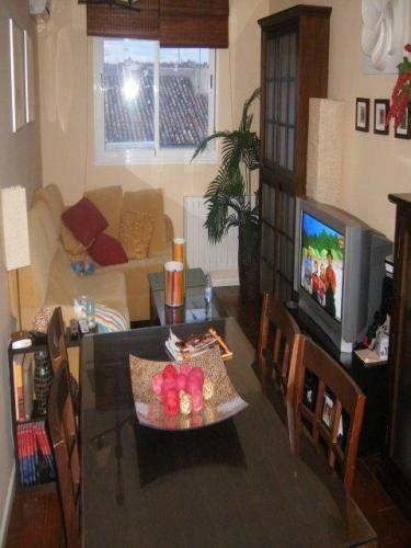 Piso Semi-Nuevo en zona tranquila. Soleria de Gres porcelanico imitaciOn