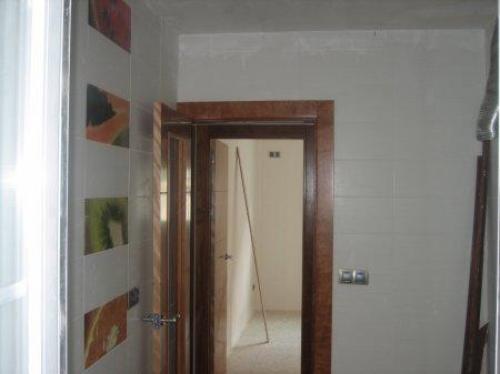 Piso Semi-Reformado. Cerrajeria Exterior de aluminio blanco con doble acristalamien