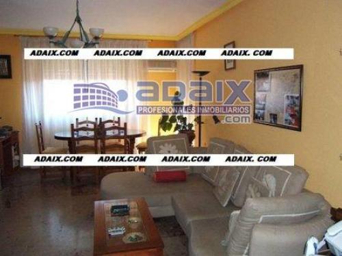 BONITO PISO DE 90 M2 TOTALMENTE AMUEBLADO. SUELO GRES. MOLDURAS