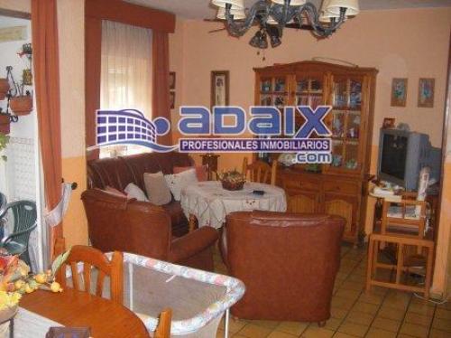 Amplio piso bajo. Soleria de Gres. 4 Dormitorios. 2 Baños.