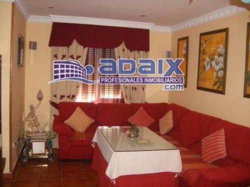 Magnifica Casa Unifamiliar. Cocina Amueblada. Puertas de cochera automaticas