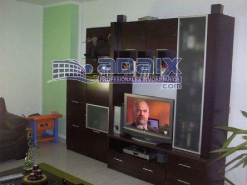 Piso muy luminoso. Tres dormitorios dos baños salOn cocina-comedor solan