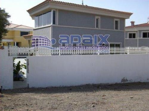 Fantastico chalet individual. Tres dormitorios dos baños un aseo cocina