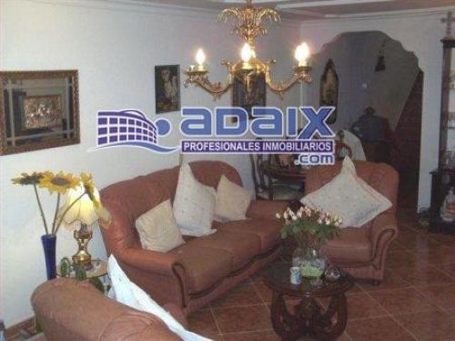 Excelente casa unifamiliar tipo duplex. Cuatro dormitorios dos baños ampli