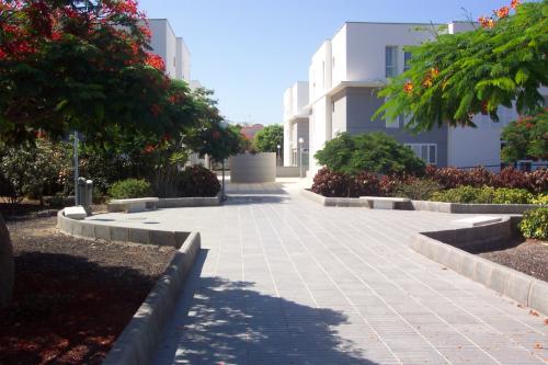 Amplio piso en zona Alejandro del Castillo. Tres dormitorios dos