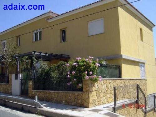 Chalet unifamiliar adosado tipo Duplex con garaje y decorado de