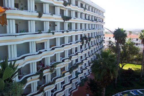 Amplisimo complejo de apartamentos de lujo. Cuenta con cinco piscinas