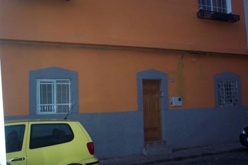 Casa terrera de dos planta y azotea. Se distribuye en