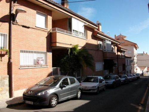 Chalet Adosado Seminuevos en Madrid ubicado en ciempozuelos con piscina