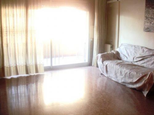 Piso en venta.Salon con terraza.Calefaccion central.Todo exterior.Dos purtas de entrada.Co