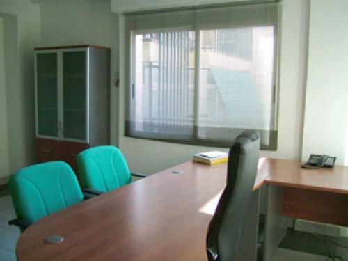 Piso en venta.Actual oficina.Edificio de viviendas.Estupendo centrico luminoso.Suelo de po