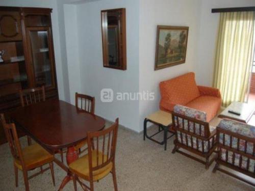 Piso con ascensor de 100m2. Se distribuye en cuatro dormitorios