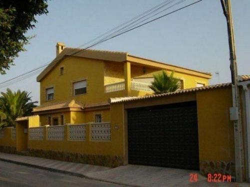 CHALET EN LOS NAREJOS (L. ALCAZARES)Caracteristicas:Chalet con 300m2 habitables y