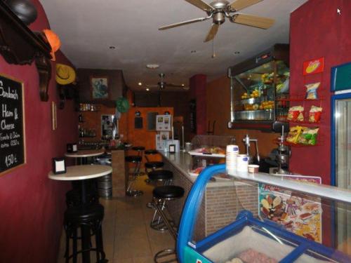 Reformado hasta un estandar superior al habitual este bar posee