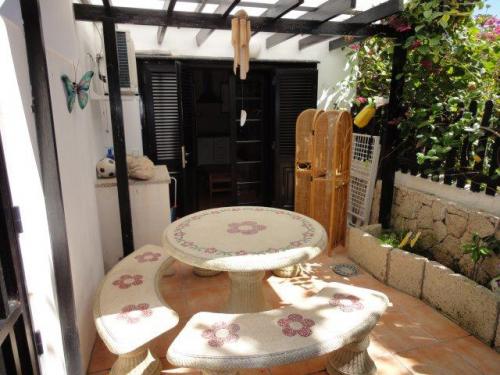 Coqueto y lujosamente renovado apartamento terrero situado en los Cardones