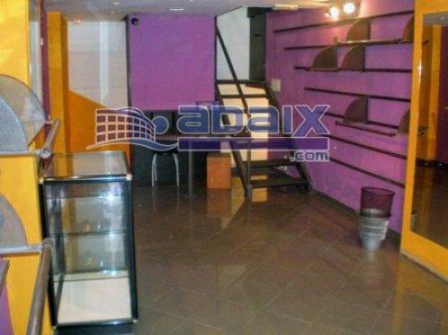 Local muy centrico totalmente diafano con almacen en la parte