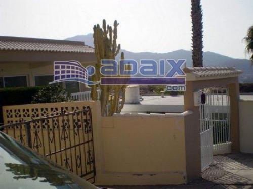 Estupendo chalet reformandose en el municipio de Arona. Consta de