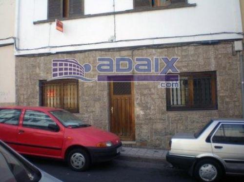 Magnifica casa terrera de dos plantas en una de las