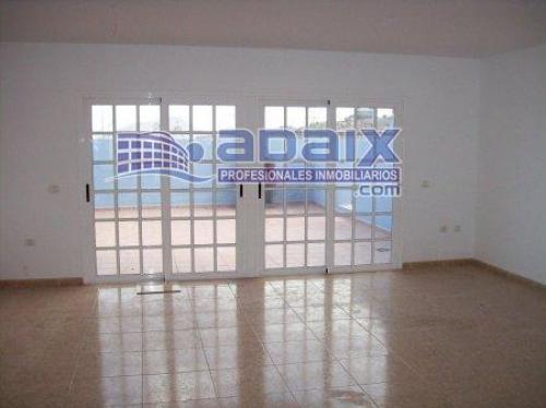 EXCELENTE chalet adosado con frente a 3 calles todo exterior.