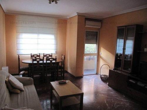 Se alquila piso amueblado en el barrio de el Prado