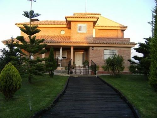 Chalet en Montserrat ubicado en Urb. Virgen de Montserrat. Jardin