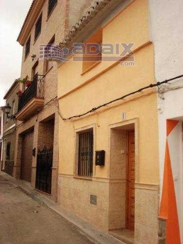 Casa de Pueblo en Montserrat ubicada en el centro tres