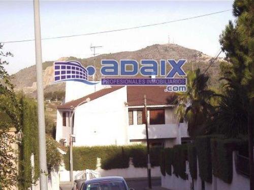 Chalet en Monte-Real.VENTAJAS INTERNAS: Rejas correderas en puertas y ventanas