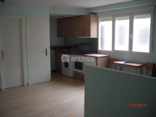 Estudio paseo ruiseñores interior pero con una ventana grande que