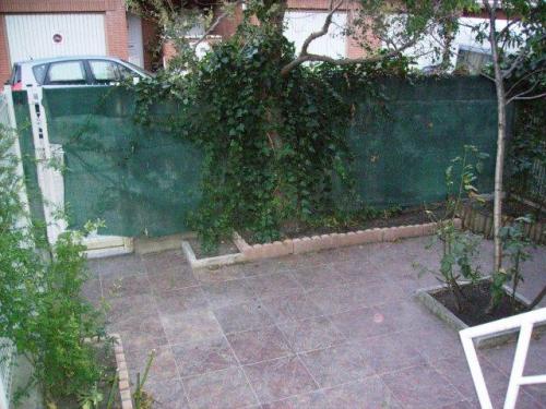 VIVIENDA ADOSADA DE 4 PLANTAS CON JARDIN BODEGA Y SOLARIUM