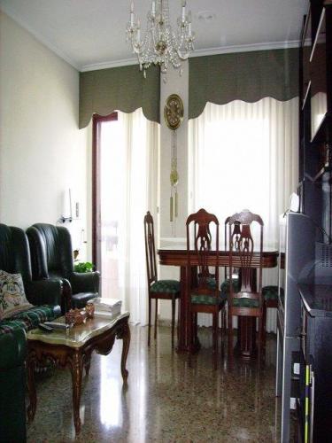 Edificio moderno en buen estado de conservaciOn con 2 ascensores