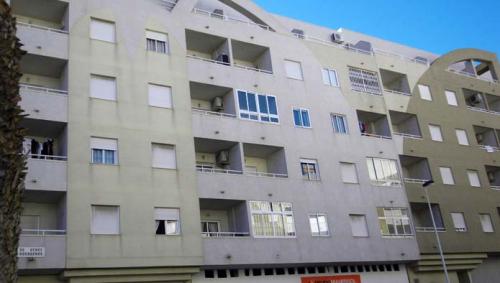 APARTAMENTO EN ZONA COMERCIAL